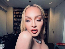 Секс-икону не изменить: после реанимации Мадонна снова эпатирует фото из туалета и с убежавшей грудью