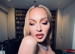 Секс-икону не изменить: после реанимации Мадонна снова эпатирует фото из туалета и с убежавшей грудью