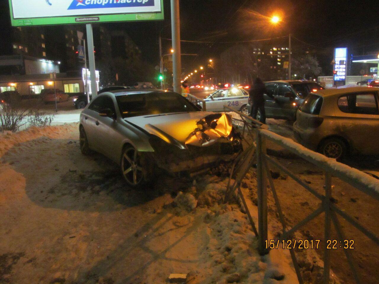 Мерседес» и «Тойота» попали в ДТП на перекрестке Дуси Ковальчук и  Переездной - 16 декабря 2017 - НГС.ру