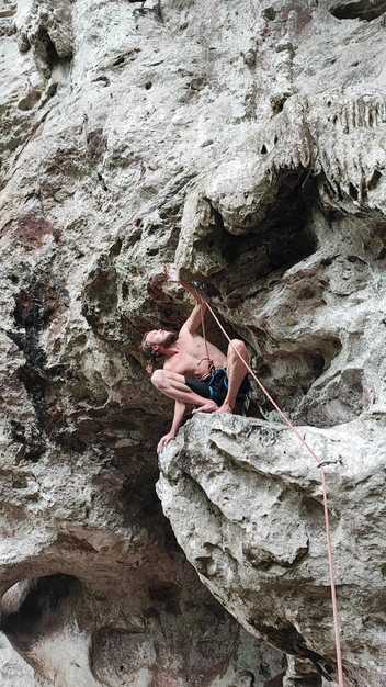 Тайцы удивлялись тому, что Виктор лазает по горам босиком  | Источник: Виктор Мусихин / Vk.com