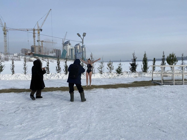 Закаленные барнаульцы с удовольствие позировали для фотографов | Источник: Ирина Господаренко / NGS22.RU