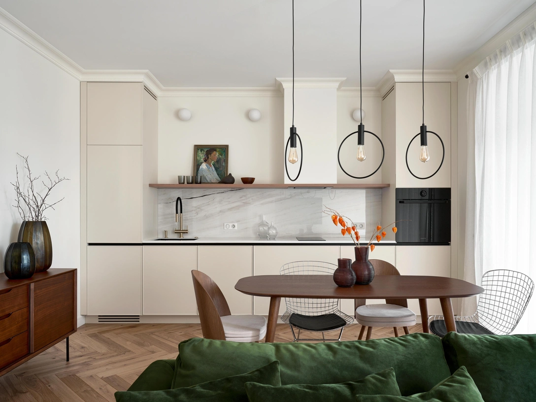 Кухня-гостиная. Лепнина, Orac Decor. Краска Mons, Lanors. Стулья с деревянной спинкой, винтаж. Обеденный стол, SK Design. | Источник: Владимир Барабаш