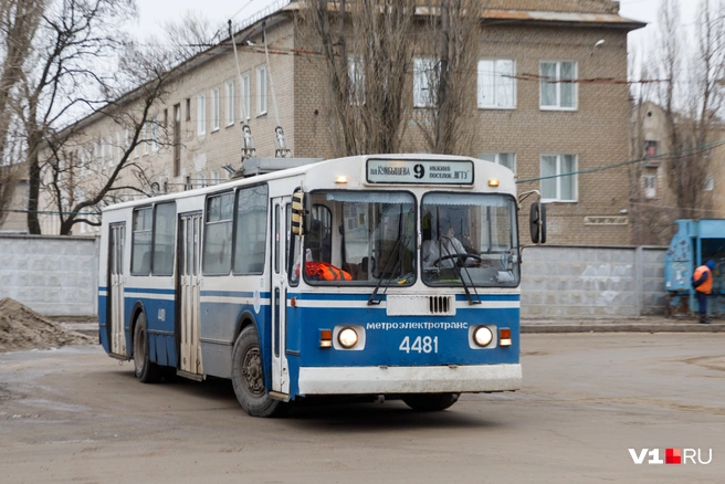 Инцидент произошел утром 3 декабря в троллейбусе № 9 | Источник: Алексей Волхонский / V1.RU