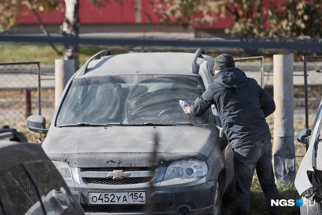 Автомобилистам, чтобы куда-то поехать, нужно сейчас хорошенечко потрудиться с тряпкой | Источник: Александр Ощепков / NGS.RU