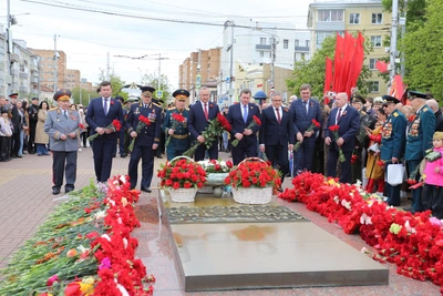 В Калуге возложили цветы к Вечному огню в День Победы
