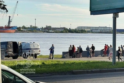 Мертвого мужчину нашли на пляже в центре Архангельска