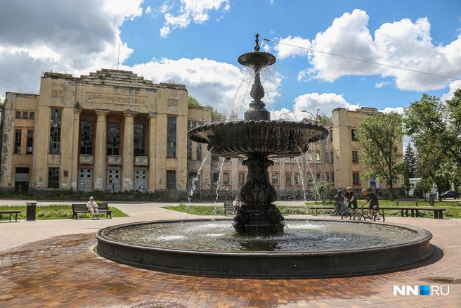 В 2024 году решилась судьба известного ДК имени Ленина, который последние 15 лет простоял заброшенным. Летом здание начали разбирать. На его месте появится новый жилой комплекс, в холле которого установят уцелевшие оригинальные мозаики | Источник: Наталья Бурухина / NN.RU