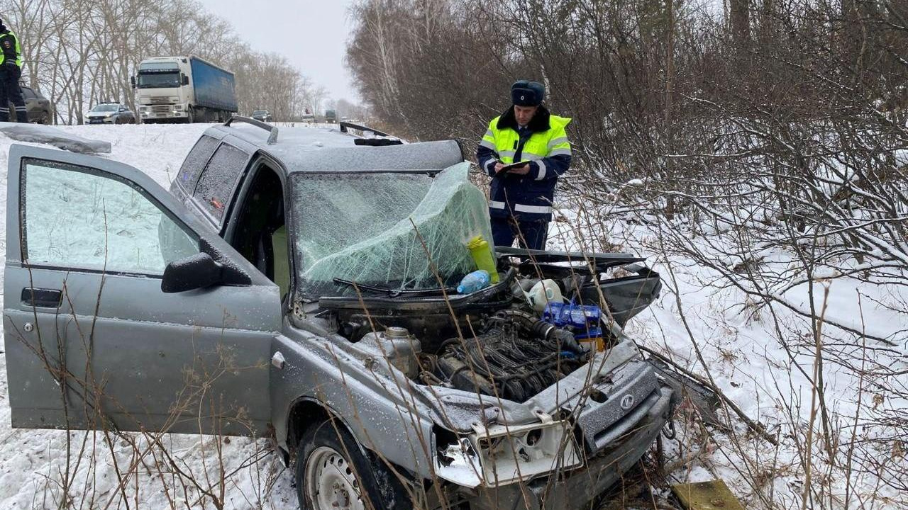 На Урале водитель пошел на обгон и потерял управление. Есть погибший