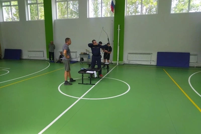 Пожарные и спасатели приняли участие в стрельбе из лука