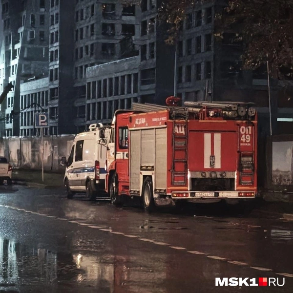 У въезда на территорию заметили машины полиции и МЧС | Источник: Михаил Мечев / MSK1.RU