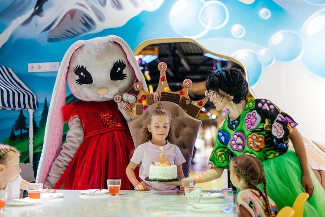 Кроме дня рождения Деда Мороза, в «Динозаврии» можно отметить и свой | Источник: Ксения Зимина