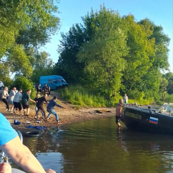 На борту лодки была семья с ребенком | Источник: ЯРОО «Ярославское общество спасания на водах» / Vk.com