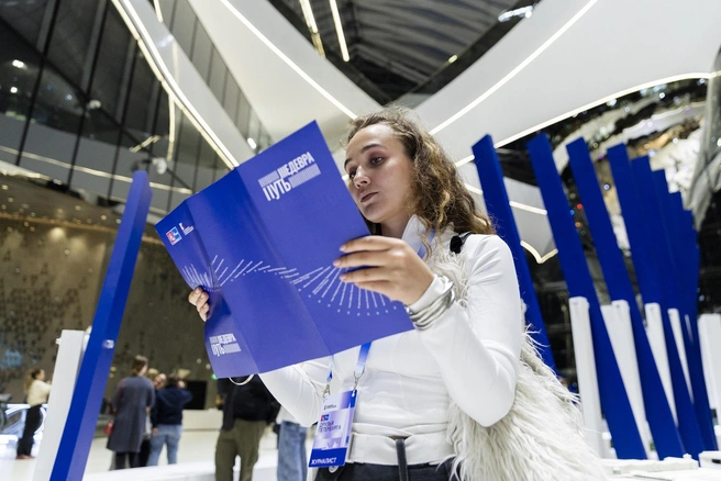 Инсталляцию удобнее изучать с бумажным гидом  | Источник: проект ПАО «Газпром» «Друзья Петербурга»