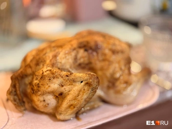 Первым делом нужно было запечь курицу | Источник: Полина Краснопевцева / E1.RU