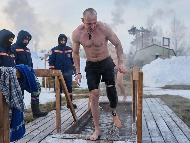 Ранним утром купания продолжились на озере «Жемчужина Сибири», куда люди начали прибывать с 10 часов. | Источник: Александр Ощепков / NGS.RU