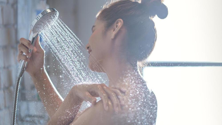 Почему сначала не хочется идти в душ, а потом — выходить из него: 4 необычных феномена «ванной психологии»
