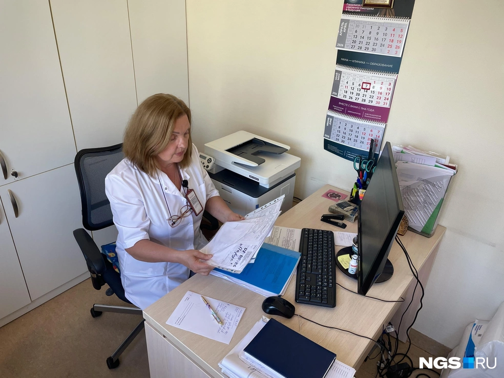 Женщина начинала с должности простой медсестры, премудростям профессии училась на ходу | Источник: Алёна Золотухина / NGS.RU