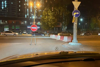 Выезд с Новгородцевой на Высоцкого закрыли: жители ЖБИ встали в пробки