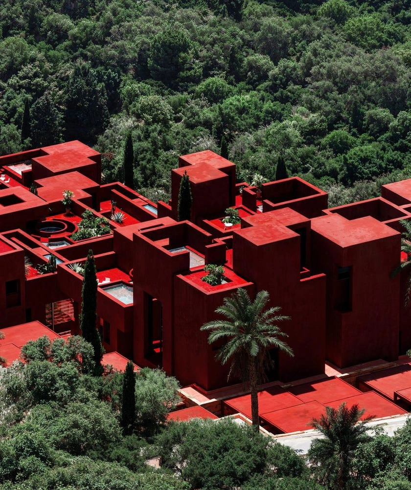 Красная крепость: смотрите, какой курорт появился в Албании | Источник: Mir