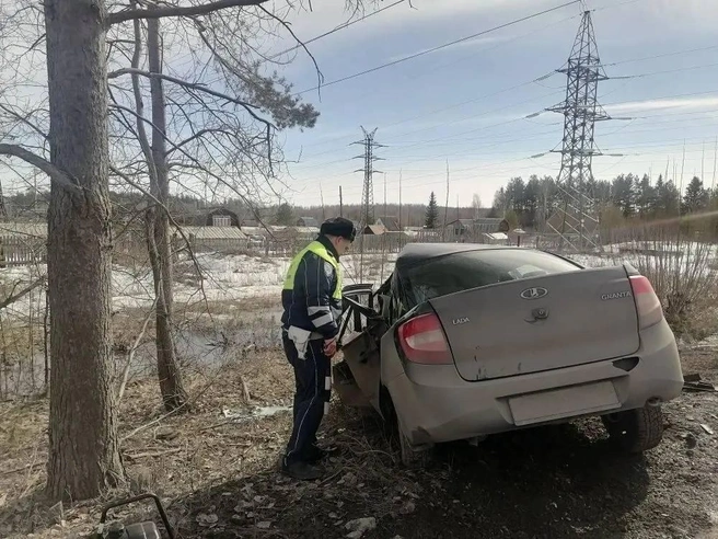 Водитель легкового автомобиля скончался до прибытия бригады скорой помощи. | Источник: Госавтоинспекция Свердловской области 