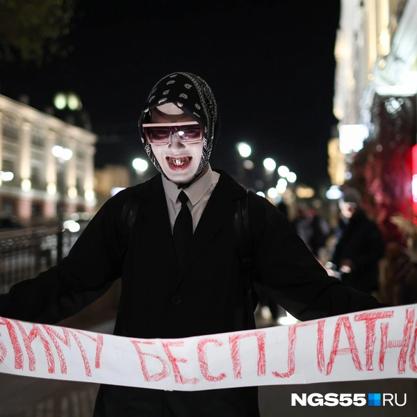 А 31 числа на городских улицах появились чудовища всех мастей. Так омичи отмечали Хеллоуин | Источник: Евгений Софийчук / NGS55.RU