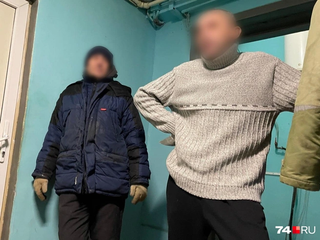 Петр (справа) поначалу отказывается с нами говорить, но потом делится особенностями жизни в рехабе | Источник: Михаил Шилкин