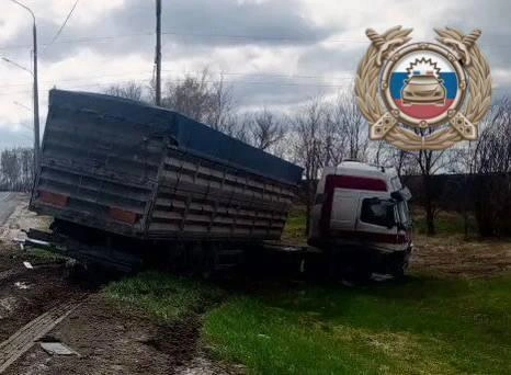 Фура съехала в кювет | Источник: Госавтоинспекция Саратовской области