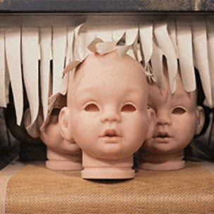 Настоящая жуть: женщина создает кукол младенцев с зубами животных…и не только
