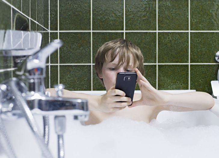 12-летний сын российской арт-блогерши погиб из-за упавшего в ванну смартфона