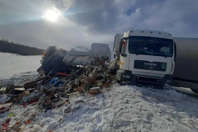 Столкновение грузовиков на трассе Сибирь привело к гибели
