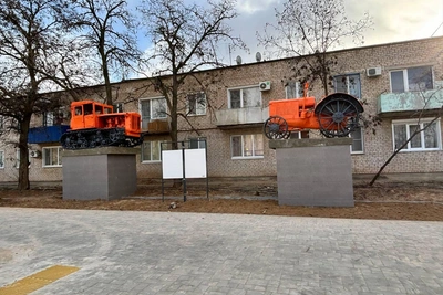 Памятники тракторам в Ленинске вернулись в новом цвете