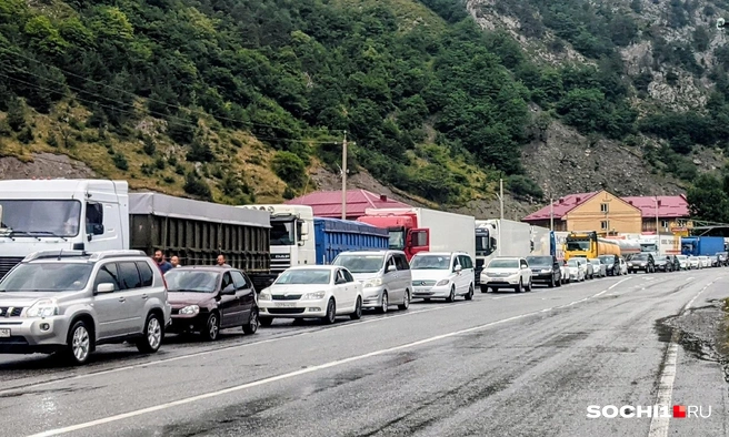 На узком серпантине можно жестко застрять в пробке и потратить в три раза больше времени, чем обычно | Источник: Оксана Витязь