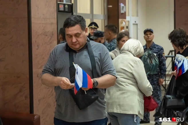 Вместе с флажками зрителям раздавали памятки, где написано: «После его слов: „И я слышу, как вторят со мною сердца…“ зал громко произносит: „Я русский! Я иду до конца“». | Источник: Евгений Вдовин / 161.RU