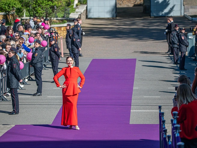 Ирина Безрукова — актриса, телеведущая и тифлокомментатор, член Общественной палаты Московской области — вышла на дорожку. | Источник: Олег Фёдоров / CHITA.RU
