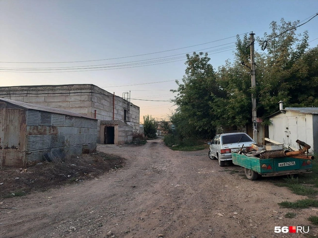 Дорога в гаражном массиве, ведущая к жилым домам | Источник: Анастасия Баринова / 56.RU