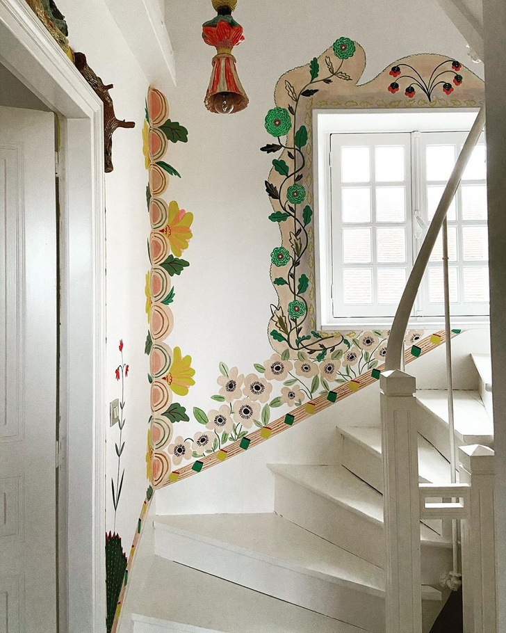 Французская художница расписала свой дом цветами