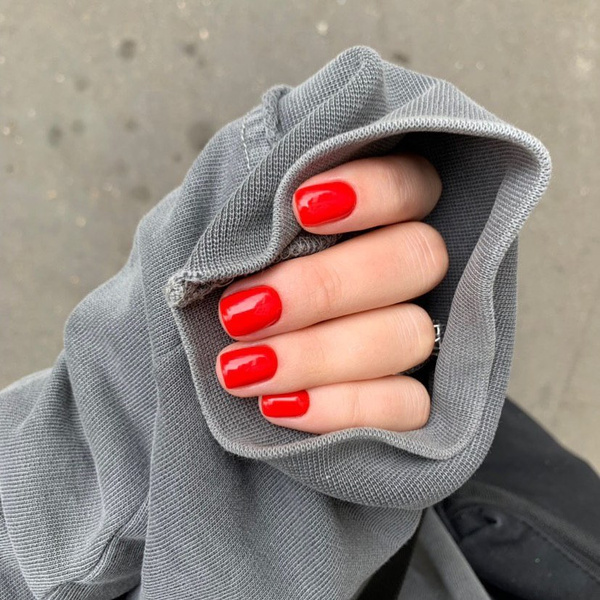 Короткие красные ногти — самое актуальное решение из всех вариантов модной страсти.
