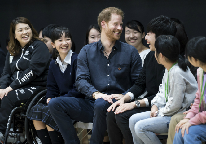 Принца Гарри смутили комплименты японских школьниц
