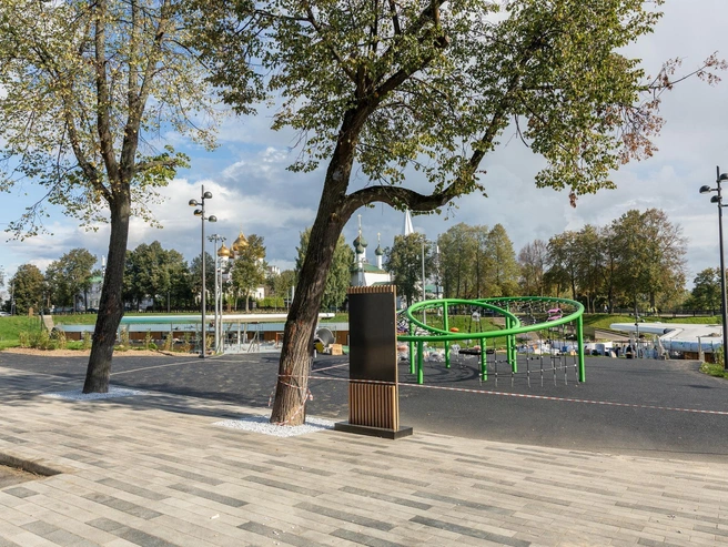 А так сейчас выглядит детская площадка со стороны улицы Почтовой | Источник: Александр Куренной / 76.RU