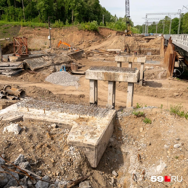 Несколько опор старого путепровода оставили и теперь усиливают | Источник: Василина Любимова / 59.RU