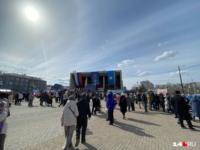 Противоположная обстановка на площади Дружбы, где, кажется, собрался весь город | Источник: Надежда Ефимова / 14.RU