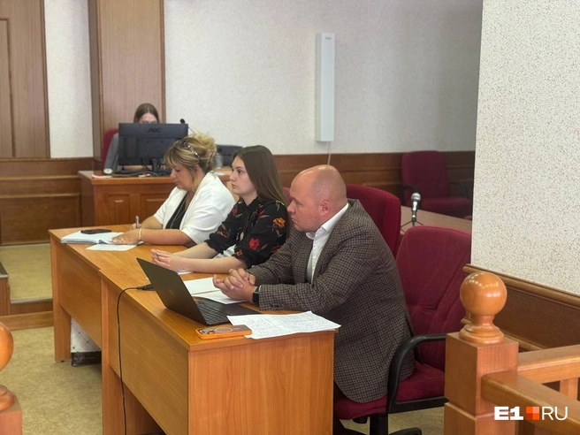 Кристина, жена Юрия, вместе с адвокатами выступает как его общественный защитник | Источник: Алиса Глинских /E1.RU