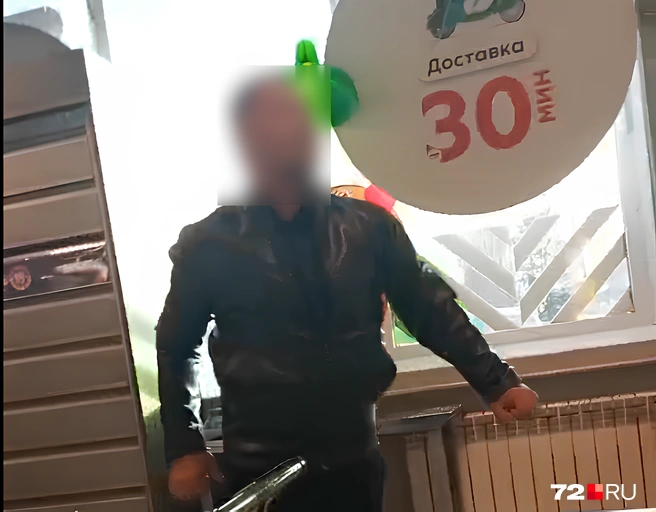 Мужчина, попавший на видео, угрожал другим работникам супермаркета | Источник: Читатель 72.RU