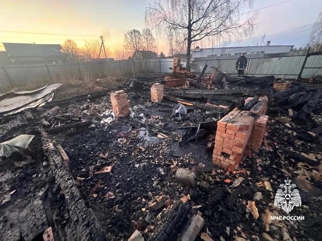 Большой пожар уничтожил два дома и четыре хозпостройки | Источник: ГУ МЧС России по Ярославской области / max