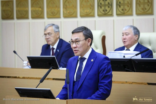 Георгий Михайлов выступил вместо Айсена Николаева  | Источник: Василий Кононов / пресс-служба Госсобрания Ил Тумэн 