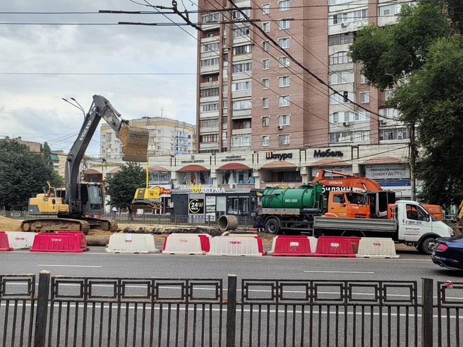 Три месяца назад здесь велись масштабные работы — однако зловоние канализации ощущается до сих пор | Источник: читатель Voronezh1.ru
