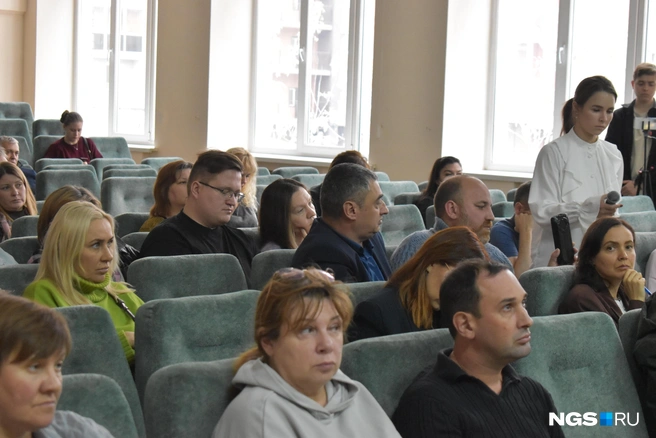 На встречу в администрации района пришли десятки человек | Источник: Рихарда Лем / NGS.RU