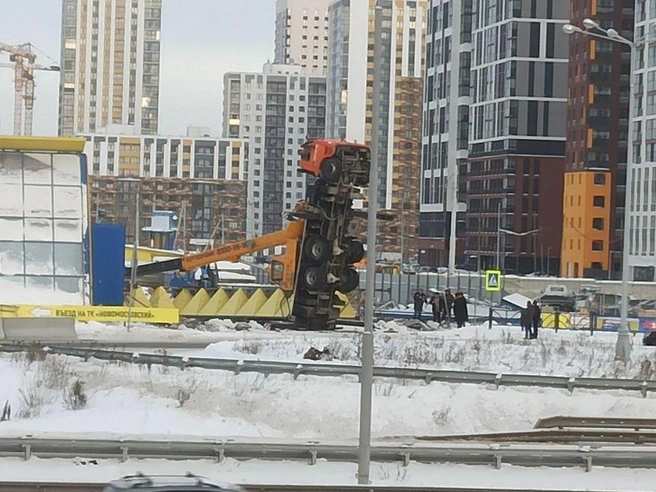 Автокран рухнул при сносе Новомосковского рынка | Источник: читатель E1.RU