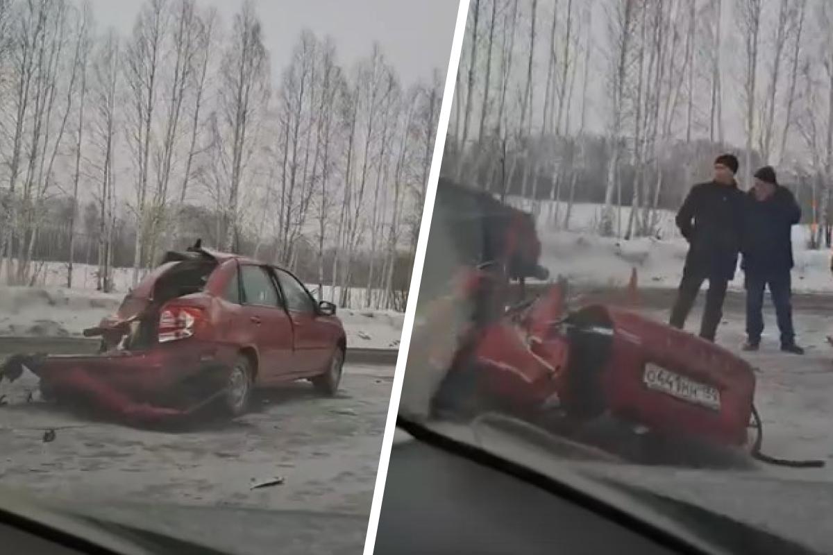 Машину порвало пополам. В соцсетях опубликовали видео с жутким ДТП под Нытвой — двое в больнице 