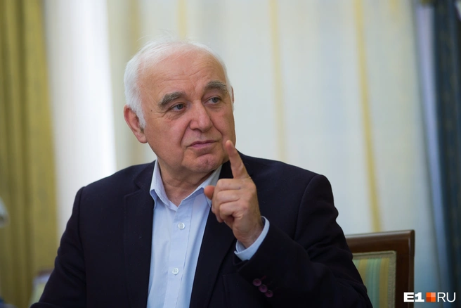 Александр Колотурский сказал, что это обычная встреча и нет ничего странного в том, что туда пускают только друзей | www.e1.ru